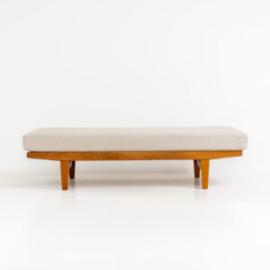 “H9” daybed in oak by Poul M. Volther for FDB Møbler (Denmark, 1960s). A wonderful large daybed featuring an oak slatted base with a stunning woodgrain and a spring matras reupholstered in a high quality off-white fabric. This piece presents itself in splendid condition! Stamped by maker on the bottom.
