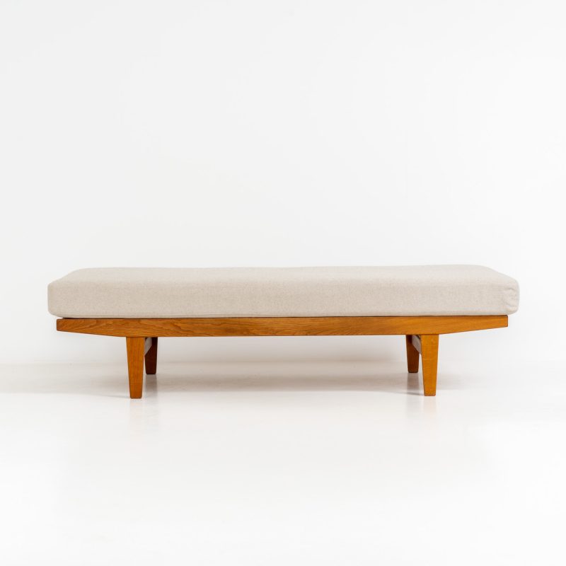 “H9” daybed in oak by Poul M. Volther for FDB Møbler (Denmark, 1960s). A wonderful large daybed featuring an oak slatted base with a stunning woodgrain and a spring matras reupholstered in a high quality off-white fabric. This piece presents itself in splendid condition! Stamped by maker on the bottom.