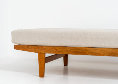 “H9” daybed in oak by Poul M. Volther for FDB Møbler (Denmark, 1960s). A wonderful large daybed featuring an oak slatted base with a stunning woodgrain and a spring matras reupholstered in a high quality off-white fabric. This piece presents itself in splendid condition! Stamped by maker on the bottom.