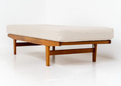 “H9” daybed in oak by Poul M. Volther for FDB Møbler (Denmark, 1960s). A wonderful large daybed featuring an oak slatted base with a stunning woodgrain and a spring matras reupholstered in a high quality off-white fabric. This piece presents itself in splendid condition! Stamped by maker on the bottom.