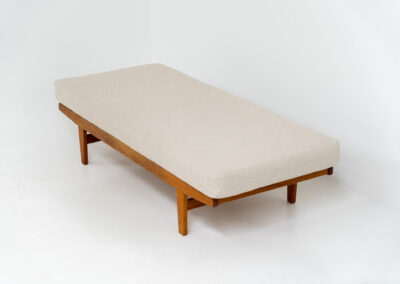 “H9” daybed in oak by Poul M. Volther for FDB Møbler (Denmark, 1960s). A wonderful large daybed featuring an oak slatted base with a stunning woodgrain and a spring matras reupholstered in a high quality off-white fabric. This piece presents itself in splendid condition! Stamped by maker on the bottom.