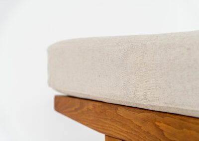 “H9” daybed in oak by Poul M. Volther for FDB Møbler (Denmark, 1960s). A wonderful large daybed featuring an oak slatted base with a stunning woodgrain and a spring matras reupholstered in a high quality off-white fabric. This piece presents itself in splendid condition! Stamped by maker on the bottom.