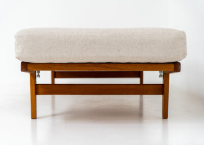 “H9” daybed in oak by Poul M. Volther for FDB Møbler (Denmark, 1960s). A wonderful large daybed featuring an oak slatted base with a stunning woodgrain and a spring matras reupholstered in a high quality off-white fabric. This piece presents itself in splendid condition! Stamped by maker on the bottom.