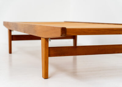 “H9” daybed in oak by Poul M. Volther for FDB Møbler (Denmark, 1960s). A wonderful large daybed featuring an oak slatted base with a stunning woodgrain and a spring matras reupholstered in a high quality off-white fabric. This piece presents itself in splendid condition! Stamped by maker on the bottom.