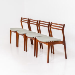 Set of 4 dining chairs by P.E. Jørgensen for Farsö (Denmark, 1960s). These beauties feature a solid teak frame, floating seats newly upholstered in a light green fabric and very elegant shape. They are fully restored and in very good condition! Marked by maker.