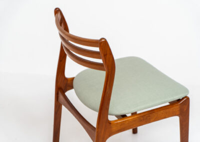 Set of 4 dining chairs by P.E. Jørgensen for Farsö (Denmark, 1960s). These beauties feature a solid teak frame, floating seats newly upholstered in a light green fabric and very elegant shape. They are fully restored and in very good condition! Marked by maker.