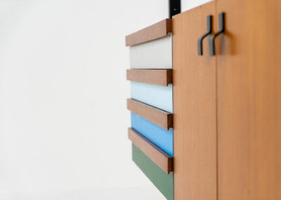 Italian modular wall unit / room devider, 1950s. A wonderful piece combining beautiful shapes, quality and a touch of color. It features a chest of drawers with drawers in four colors, a cabinet with two doors, black steal legs and six very nicely curved shelves. The designer is unknown for now but it’s definitely a stunning piece. The back is finished aswell so it can perfectly serve as a room devider. In very good condition!