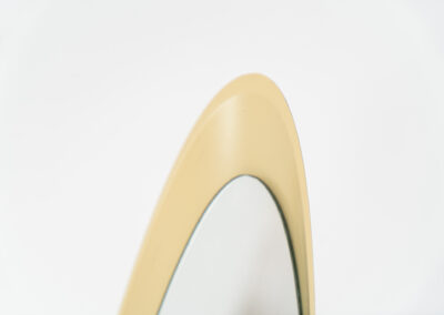 Crème “Unghia” mirror by Rodolfo Bonetto (Italy, 1970s). This elegant Unghia mirror, also known as the lipstick mirror is made out of a fiberglass body lacquered in a creamy beige color. The item remains in good condition with age-related sings on the body, such as some scratches and scuffs in the lacquer.