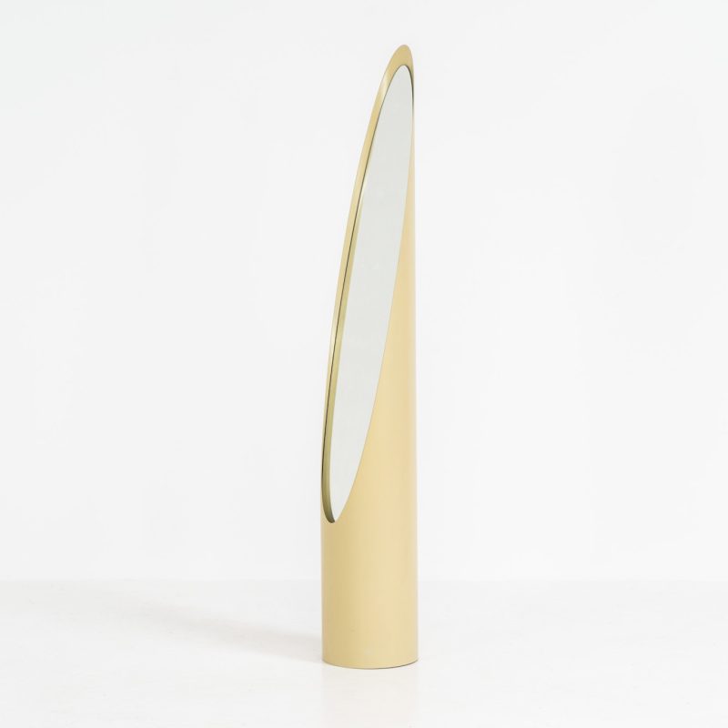 Crème “Unghia” mirror by Rodolfo Bonetto (Italy, 1970s). This elegant Unghia mirror, also known as the lipstick mirror is made out of a fiberglass body lacquered in a creamy beige color. The item remains in good condition with age-related sings on the body, such as some scratches and scuffs in the lacquer.