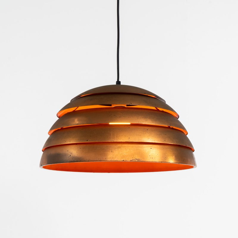 Early copper “Beehive” pendant light by Hans-Agne Jakobsson for AB Markaryd (Sweden, 1950s). Presenting this striking centerpiece. It is crafted from solid copper, and it’s age has blessed it with a stunning patina that really enhances its charm and character. It is in good and original condition and the original diffuser is still intact, the diffuser can easily be removed if you prefer the lamp without it like we do.