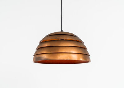 Early copper “Beehive” pendant light by Hans-Agne Jakobsson for AB Markaryd (Sweden, 1950s). Presenting this striking centerpiece. It is crafted from solid copper, and it’s age has blessed it with a stunning patina that really enhances its charm and character. It is in good and original condition and the original diffuser is still intact, the diffuser can easily be removed if you prefer the lamp without it like we do.