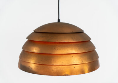 Early copper “Beehive” pendant light by Hans-Agne Jakobsson for AB Markaryd (Sweden, 1950s). Presenting this striking centerpiece. It is crafted from solid copper, and it’s age has blessed it with a stunning patina that really enhances its charm and character. It is in good and original condition and the original diffuser is still intact, the diffuser can easily be removed if you prefer the lamp without it like we do.