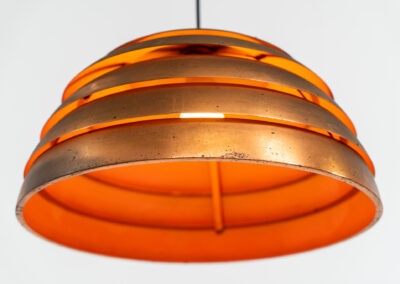 Early copper “Beehive” pendant light by Hans-Agne Jakobsson for AB Markaryd (Sweden, 1950s). Presenting this striking centerpiece. It is crafted from solid copper, and it’s age has blessed it with a stunning patina that really enhances its charm and character. It is in good and original condition and the original diffuser is still intact, the diffuser can easily be removed if you prefer the lamp without it like we do.