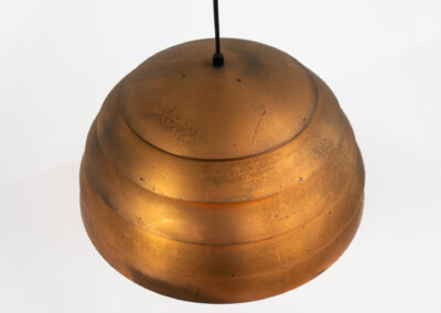 Early copper “Beehive” pendant light by Hans-Agne Jakobsson for AB Markaryd (Sweden, 1950s). Presenting this striking centerpiece. It is crafted from solid copper, and it’s age has blessed it with a stunning patina that really enhances its charm and character. It is in good and original condition and the original diffuser is still intact, the diffuser can easily be removed if you prefer the lamp without it like we do.