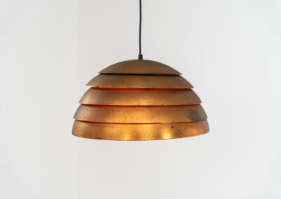 Early copper “Beehive” pendant light by Hans-Agne Jakobsson for AB Markaryd (Sweden, 1950s). Presenting this striking centerpiece. It is crafted from solid copper, and it’s age has blessed it with a stunning patina that really enhances its charm and character. It is in good and original condition and the original diffuser is still intact, the diffuser can easily be removed if you prefer the lamp without it like we do.