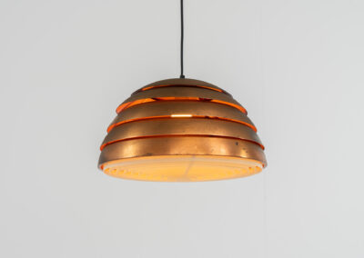 Early copper “Beehive” pendant light by Hans-Agne Jakobsson for AB Markaryd (Sweden, 1950s). Presenting this striking centerpiece. It is crafted from solid copper, and it’s age has blessed it with a stunning patina that really enhances its charm and character. It is in good and original condition and the original diffuser is still intact, the diffuser can easily be removed if you prefer the lamp without it like we do.