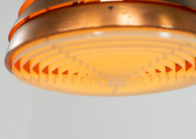 Early copper “Beehive” pendant light by Hans-Agne Jakobsson for AB Markaryd (Sweden, 1950s). Presenting this striking centerpiece. It is crafted from solid copper, and it’s age has blessed it with a stunning patina that really enhances its charm and character. It is in good and original condition and the original diffuser is still intact, the diffuser can easily be removed if you prefer the lamp without it like we do.