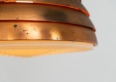 Early copper “Beehive” pendant light by Hans-Agne Jakobsson for AB Markaryd (Sweden, 1950s). Presenting this striking centerpiece. It is crafted from solid copper, and it’s age has blessed it with a stunning patina that really enhances its charm and character. It is in good and original condition and the original diffuser is still intact, the diffuser can easily be removed if you prefer the lamp without it like we do.
