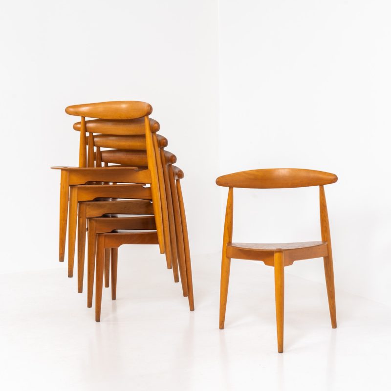 Set of 6 “FH4103” Heart chairs by Hans J. Wegner for Fritz Hansen (Denmark, 1950s). These organic shaped tripod chairs are a rare find and an iconic piece of innovative mid-century modern design! They are made of a solid beech frame and a teak seat. They are in good condition with some visible traces of age and use. One of the seats has a small repair mark. They are labeled by maker.