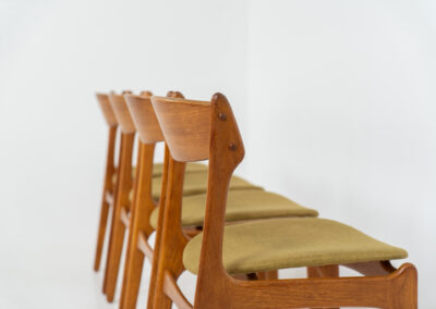 Set of 4 “Model 49” dining chairs by Erik Buch for O.D. Møbler (Denmark, 1954). A stunning, high-quality design featuring solid teak frames, a generously curved teak backrest, and signature floating seats, newly upholstered in a wonderful mustard/khaki fabric. The chairs remain in splendid condition! Marked by maker.