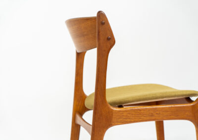 Set of 4 “Model 49” dining chairs by Erik Buch for O.D. Møbler (Denmark, 1954). A stunning, high-quality design featuring solid teak frames, a generously curved teak backrest, and signature floating seats, newly upholstered in a wonderful mustard/khaki fabric. The chairs remain in splendid condition! Marked by maker.