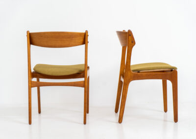 Set of 4 “Model 49” dining chairs by Erik Buch for O.D. Møbler (Denmark, 1954). A stunning, high-quality design featuring solid teak frames, a generously curved teak backrest, and signature floating seats, newly upholstered in a wonderful mustard/khaki fabric. The chairs remain in splendid condition! Marked by maker.