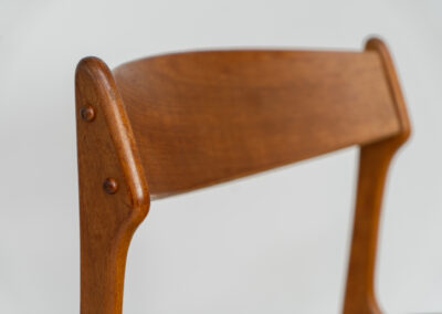 Set of 4 “Model 49” dining chairs by Erik Buch for O.D. Møbler (Denmark, 1954). A stunning, high-quality design featuring solid teak frames, a generously curved teak backrest, and signature floating seats, newly upholstered in a wonderful mustard/khaki fabric. The chairs remain in splendid condition! Marked by maker.