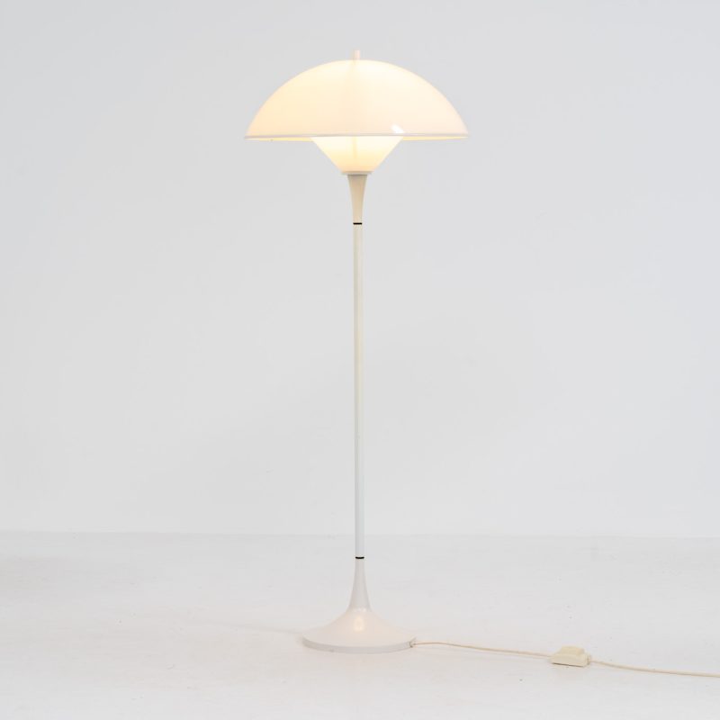 Danish mushroom floorlamp, 1970s. A funky floorlamp in the manner of Bent Karlby and Louis Poulsen. It consists of two semicircular spheres that provide a soft and pleasant glow. In good condition with some traces of age and use.