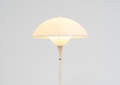 Danish mushroom floorlamp, 1970s. A funky floorlamp in the manner of Bent Karlby and Louis Poulsen. It consists of two semicircular spheres that provide a soft and pleasant glow. In good condition with some traces of age and use.