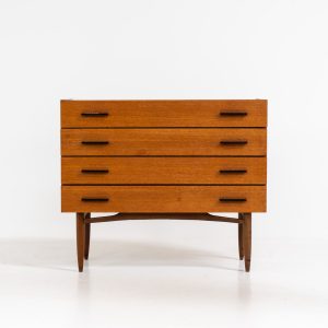 Teak chest of drawers by V-form (Belgium, 1960s). This elegant chest of drawers featured four drawers with black metal handles on them and stands on a nicely organic shaped frame. It has a beautiful natural woodgrain and has convenient dimensions. In good condition with some normal wear and tear.