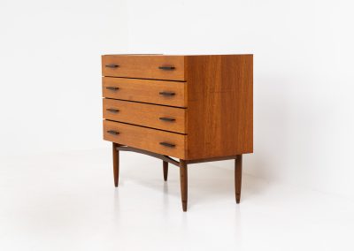 Teak chest of drawers by V-form (Belgium, 1960s). This elegant chest of drawers featured four drawers with black metal handles on them and stands on a nicely organic shaped frame. It has a beautiful natural woodgrain and has convenient dimensions. In good condition with some normal wear and tear.