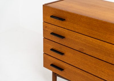 Teak chest of drawers by V-form (Belgium, 1960s). This elegant chest of drawers featured four drawers with black metal handles on them and stands on a nicely organic shaped frame. It has a beautiful natural woodgrain and has convenient dimensions. In good condition with some normal wear and tear.
