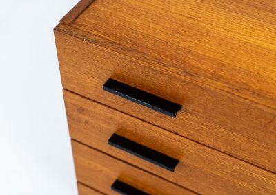Teak chest of drawers by V-form (Belgium, 1960s). This elegant chest of drawers featured four drawers with black metal handles on them and stands on a nicely organic shaped frame. It has a beautiful natural woodgrain and has convenient dimensions. In good condition with some normal wear and tear.