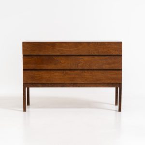 Classy chest of drawers in rosewood (Denmark, 1960s). A beautiful sleek piece with convenient dimensions! It features three handleless drawers and a mesmerizing woodgrain. In very good condition!