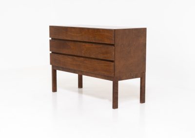 Classy chest of drawers in rosewood (Denmark, 1960s). A beautiful sleek piece with convenient dimensions! It features three handleless drawers and a mesmerizing woodgrain. In very good condition!