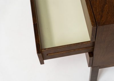 Classy chest of drawers in rosewood (Denmark, 1960s). A beautiful sleek piece with convenient dimensions! It features three handleless drawers and a mesmerizing woodgrain. In very good condition!