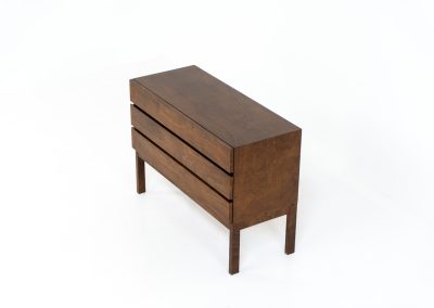 Classy chest of drawers in rosewood (Denmark, 1960s). A beautiful sleek piece with convenient dimensions! It features three handleless drawers and a mesmerizing woodgrain. In very good condition!