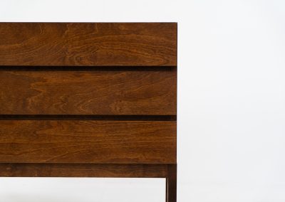 Classy chest of drawers in rosewood (Denmark, 1960s). A beautiful sleek piece with convenient dimensions! It features three handleless drawers and a mesmerizing woodgrain. In very good condition!