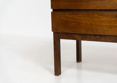 Classy chest of drawers in rosewood (Denmark, 1960s). A beautiful sleek piece with convenient dimensions! It features three handleless drawers and a mesmerizing woodgrain. In very good condition!