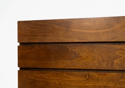 Classy chest of drawers in rosewood (Denmark, 1960s). A beautiful sleek piece with convenient dimensions! It features three handleless drawers and a mesmerizing woodgrain. In very good condition!