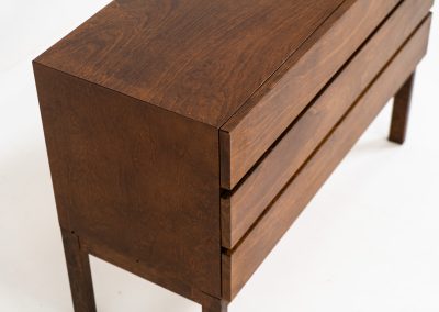 Classy chest of drawers in rosewood (Denmark, 1960s). A beautiful sleek piece with convenient dimensions! It features three handleless drawers and a mesmerizing woodgrain. In very good condition!
