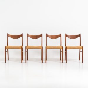 Set of 4 stunning “GS61” paper cord chairs by Arne Wahl Iversen for Glyngøre (Denmark, 1960s). A wonderful design featuring elegant teak frames and a woven Danish paper cord seat, creating a harmonious balance between form and function. They definitely showcase Iversen’s mastery of craftsmanship. The chairs are in original and very good condition with some using traces related to their age.