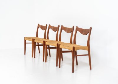 Set of 4 stunning “GS61” paper cord chairs by Arne Wahl Iversen for Glyngøre (Denmark, 1960s). A wonderful design featuring elegant teak frames and a woven Danish paper cord seat, creating a harmonious balance between form and function. They definitely showcase Iversen’s mastery of craftsmanship. The chairs are in original and very good condition with some using traces related to their age.