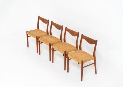 Set of 4 stunning “GS61” paper cord chairs by Arne Wahl Iversen for Glyngøre (Denmark, 1960s). A wonderful design featuring elegant teak frames and a woven Danish paper cord seat, creating a harmonious balance between form and function. They definitely showcase Iversen’s mastery of craftsmanship. The chairs are in original and very good condition with some using traces related to their age.