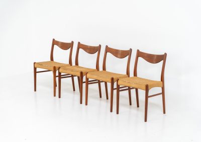 Set of 4 stunning “GS61” paper cord chairs by Arne Wahl Iversen for Glyngøre (Denmark, 1960s). A wonderful design featuring elegant teak frames and a woven Danish paper cord seat, creating a harmonious balance between form and function. They definitely showcase Iversen’s mastery of craftsmanship. The chairs are in original and very good condition with some using traces related to their age.