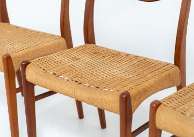 Set of 4 stunning “GS61” paper cord chairs by Arne Wahl Iversen for Glyngøre (Denmark, 1960s). A wonderful design featuring elegant teak frames and a woven Danish paper cord seat, creating a harmonious balance between form and function. They definitely showcase Iversen’s mastery of craftsmanship. The chairs are in original and very good condition with some using traces related to their age.