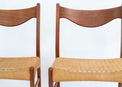 Set of 4 stunning “GS61” paper cord chairs by Arne Wahl Iversen for Glyngøre (Denmark, 1960s). A wonderful design featuring elegant teak frames and a woven Danish paper cord seat, creating a harmonious balance between form and function. They definitely showcase Iversen’s mastery of craftsmanship. The chairs are in original and very good condition with some using traces related to their age.