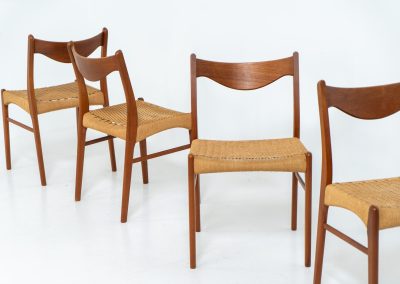 Set of 4 stunning “GS61” paper cord chairs by Arne Wahl Iversen for Glyngøre (Denmark, 1960s). A wonderful design featuring elegant teak frames and a woven Danish paper cord seat, creating a harmonious balance between form and function. They definitely showcase Iversen’s mastery of craftsmanship. The chairs are in original and very good condition with some using traces related to their age.