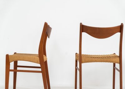 Set of 4 stunning “GS61” paper cord chairs by Arne Wahl Iversen for Glyngøre (Denmark, 1960s). A wonderful design featuring elegant teak frames and a woven Danish paper cord seat, creating a harmonious balance between form and function. They definitely showcase Iversen’s mastery of craftsmanship. The chairs are in original and very good condition with some using traces related to their age.