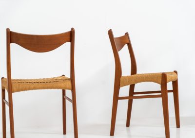 Set of 4 stunning “GS61” paper cord chairs by Arne Wahl Iversen for Glyngøre (Denmark, 1960s). A wonderful design featuring elegant teak frames and a woven Danish paper cord seat, creating a harmonious balance between form and function. They definitely showcase Iversen’s mastery of craftsmanship. The chairs are in original and very good condition with some using traces related to their age.